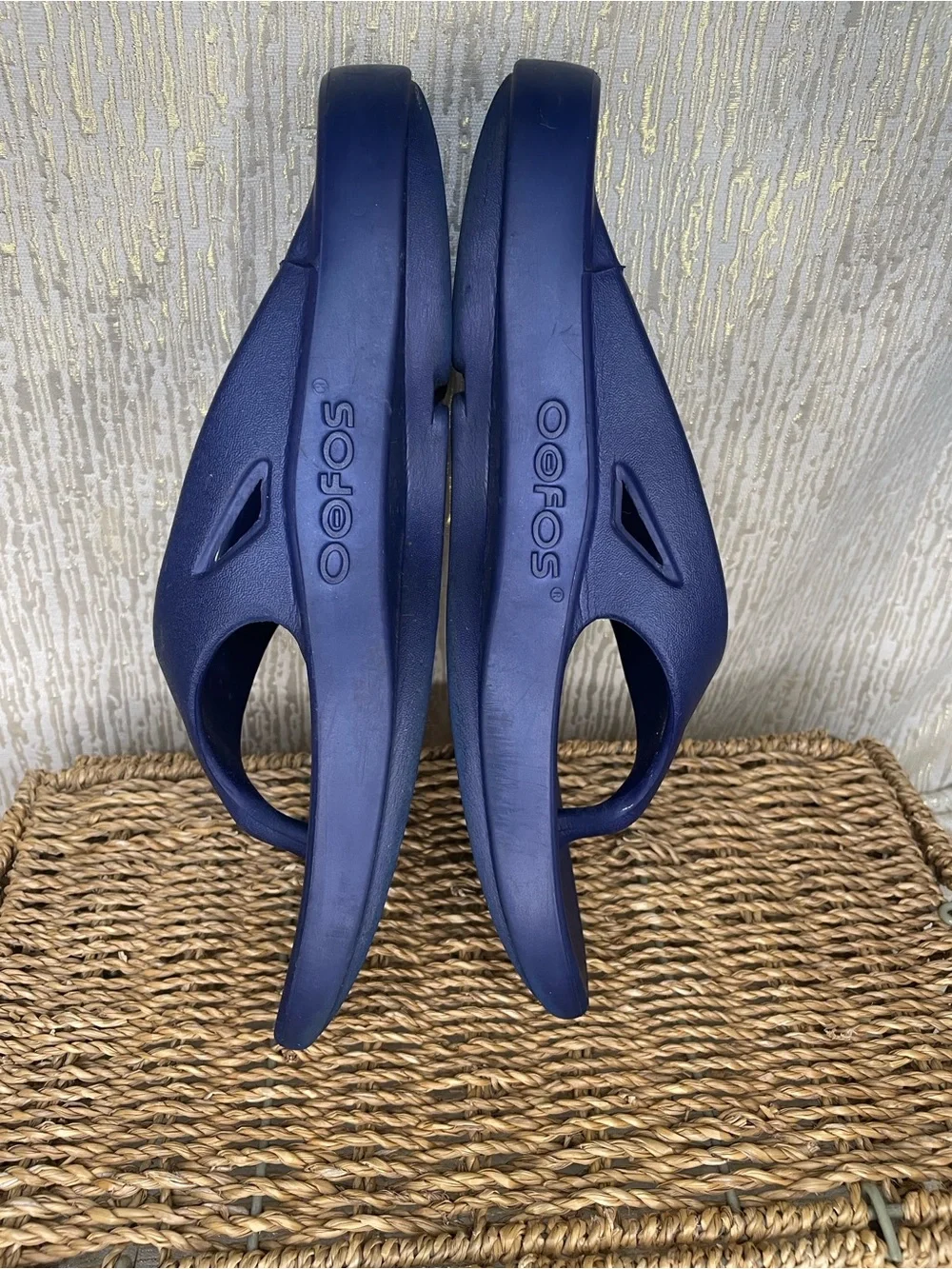 Oofos Women’s Navy Recovery Flip Flops Sz 11 Mint